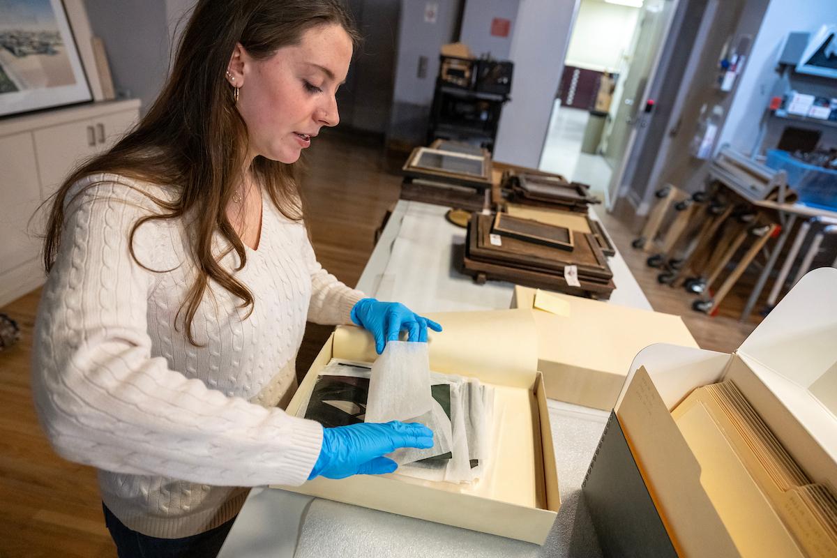 Mary Wade '25 examining Mike Disfarmer's photos.