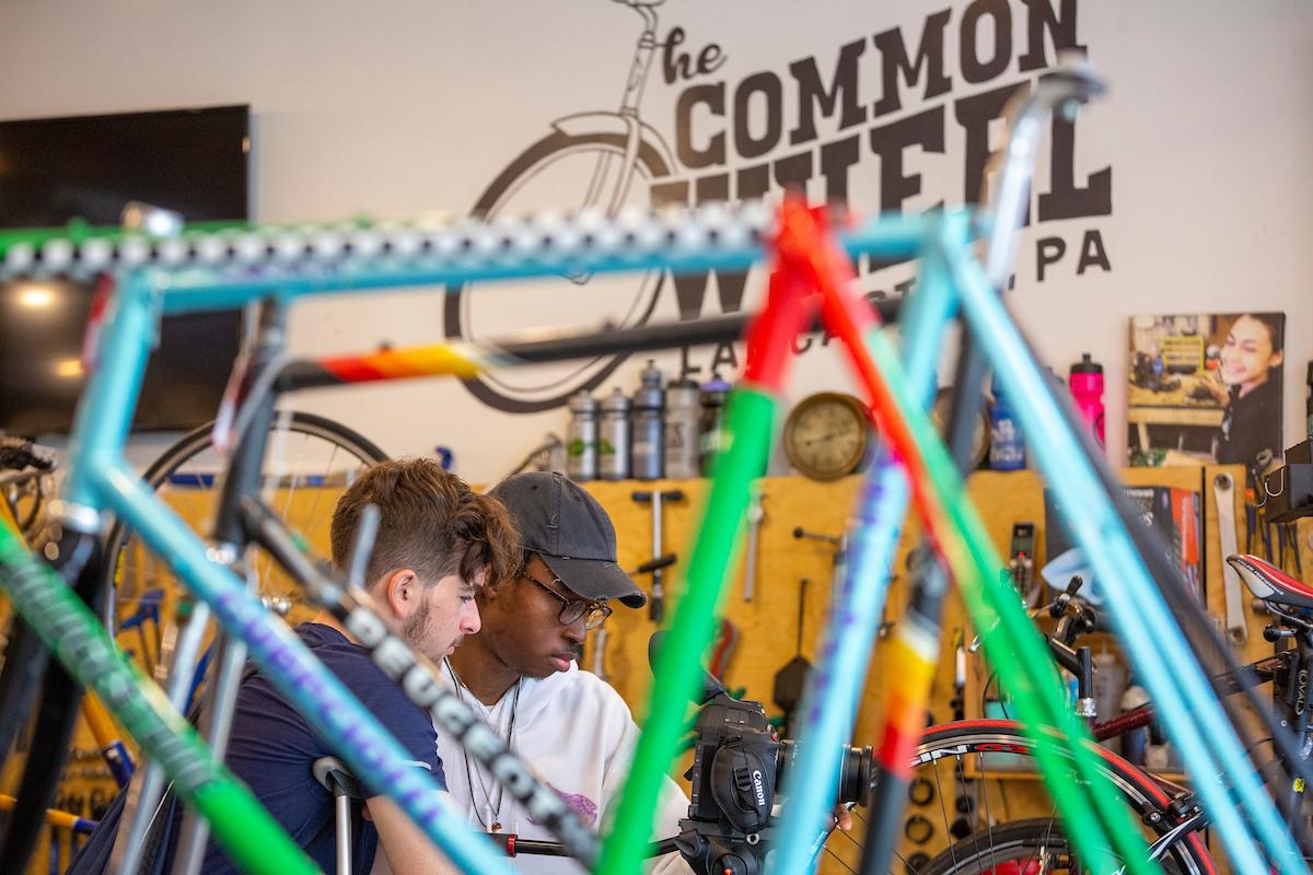 F&M students volunteer at The Common Wheel.