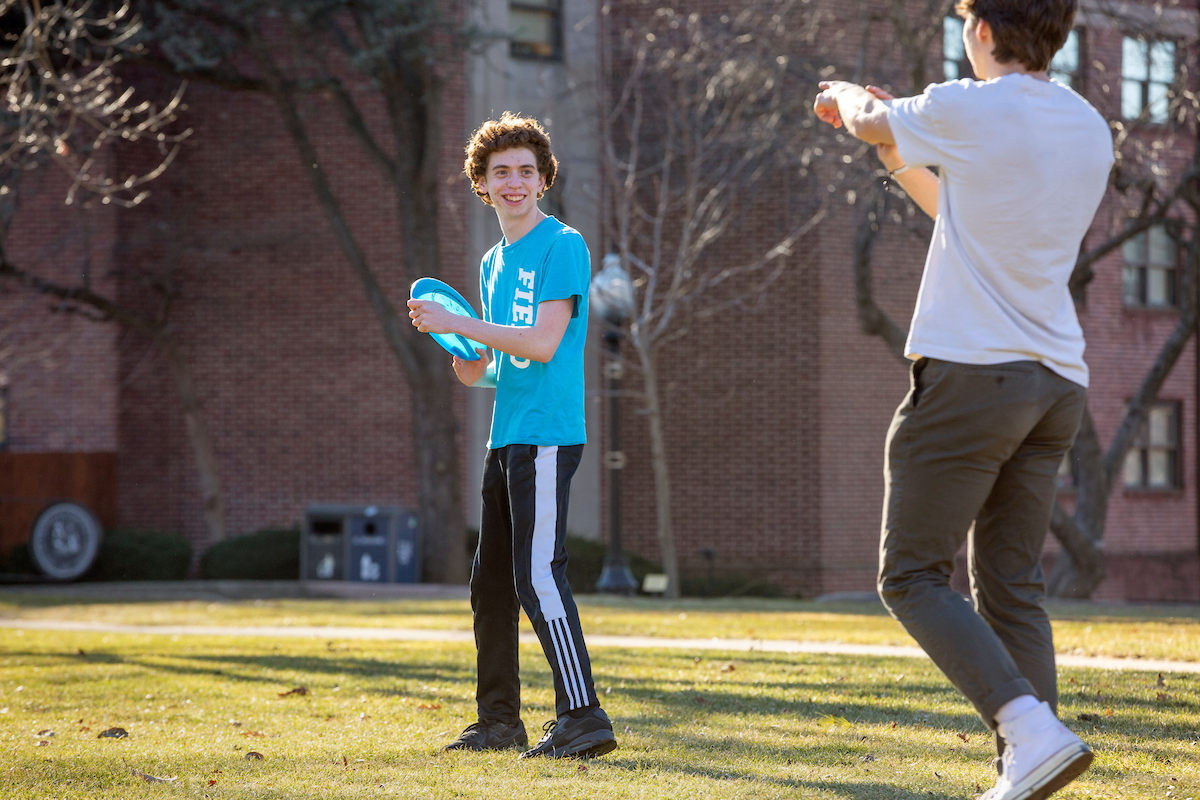 F&M students playing frisbree