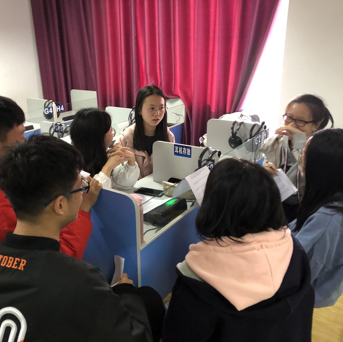 Students at Wuhan University of Technology participate in a group discussion after watching the 1989 American drama "Dead Poets Society."