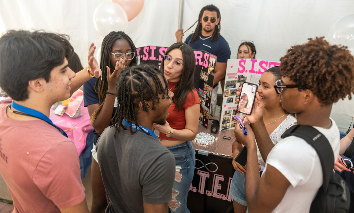 Members of SISTERS welcome prospective F&M students at the College's annual Admitted Student Weekend.